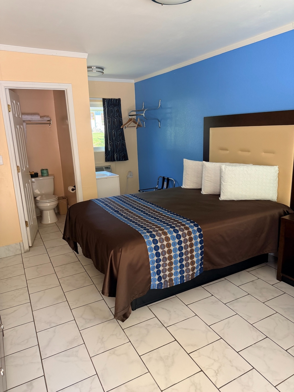 Economy Inn Sylva - Bedroom