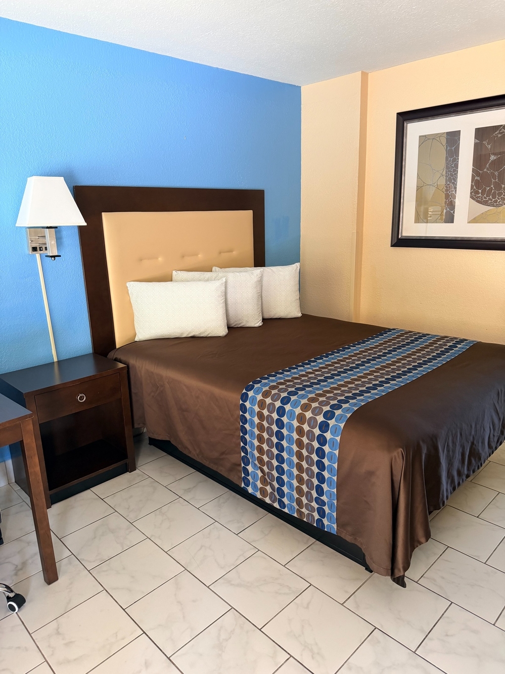 1 Queen Bed Standard with Shower and Bath (Non-Smoking)