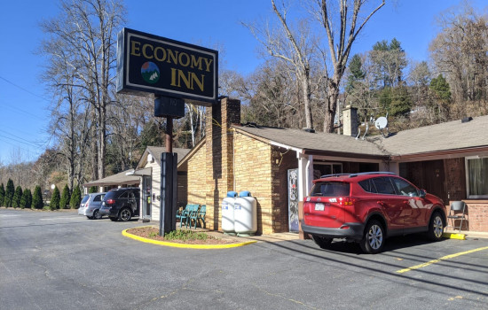 Economy Inn Sylva - Hotel Entrance